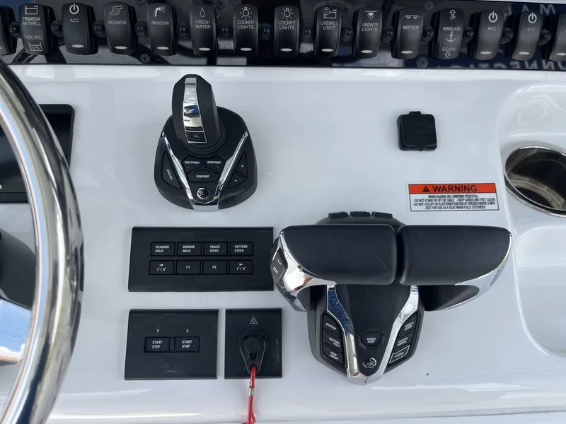 Slide: The Image of Sea Hunt Ultra 305 SE 2025 - 16