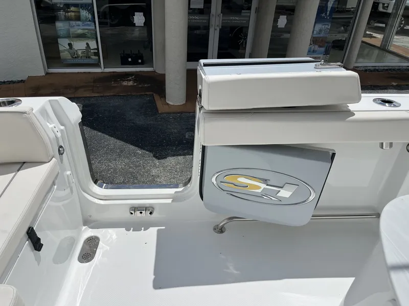 Slide: The Image of Sea Hunt Ultra 305 SE 2025 - 30