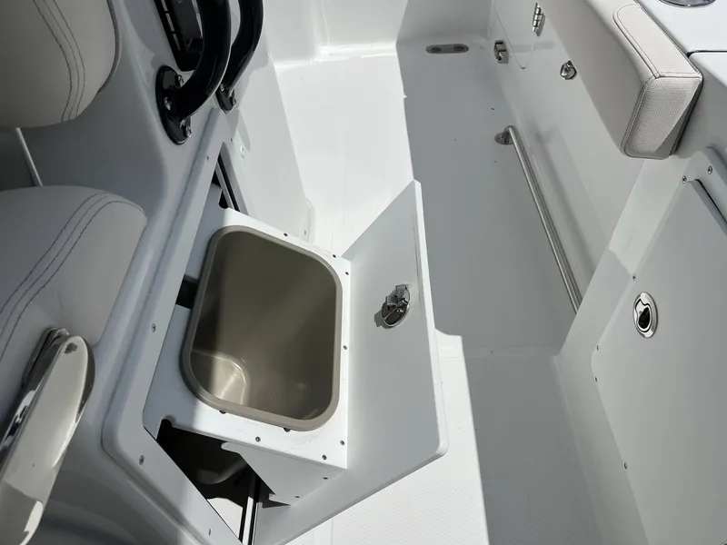 Slide: The Image of Sea Hunt Ultra 305 SE 2025 - 32