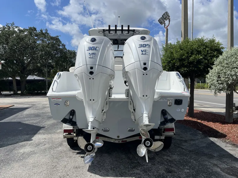 Slide: The Image of Sea Hunt Ultra 305 SE 2025 - 5