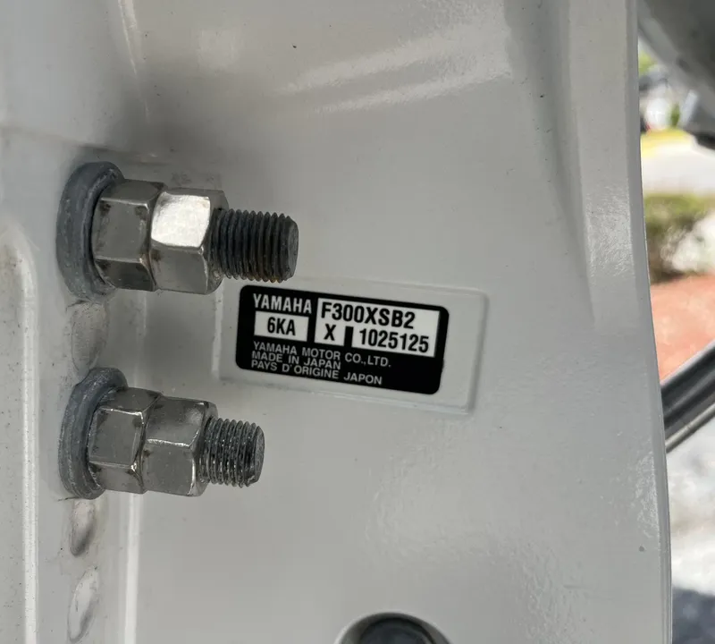 Slide: The Image of Sea Hunt Ultra 305 SE 2025 - 9