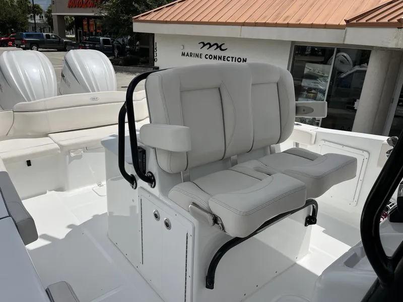 Slide: The Image of Sea Hunt Ultra 305 SE 2025 - 25