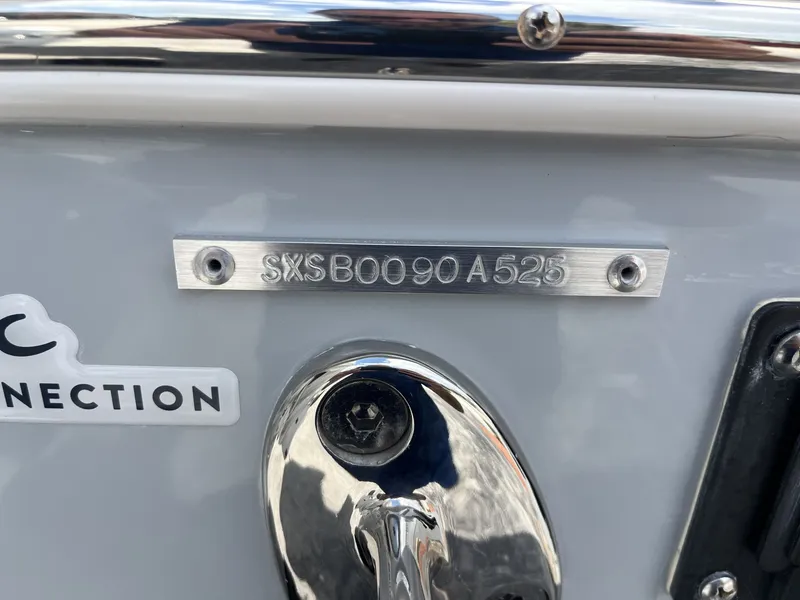 Slide: The Image of Sea Hunt Ultra 305 SE 2025 - 7