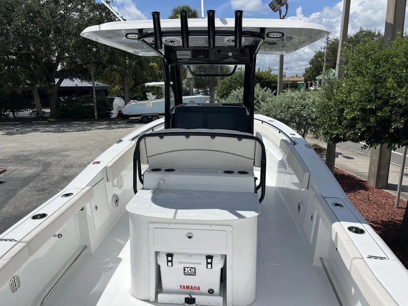 Slide: The Image of Sea Hunt Ultra 305 SE 2025 - 10