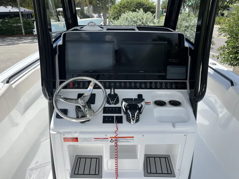 Slide: The Image of Sea Hunt Ultra 305 SE 2025 - 12