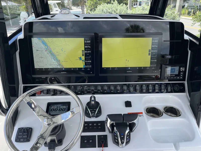 Slide: The Image of Sea Hunt Ultra 305 SE 2025 - 13