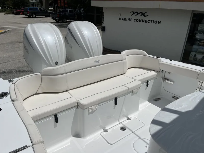 Slide: The Image of Sea Hunt Ultra 305 SE 2025 - 28