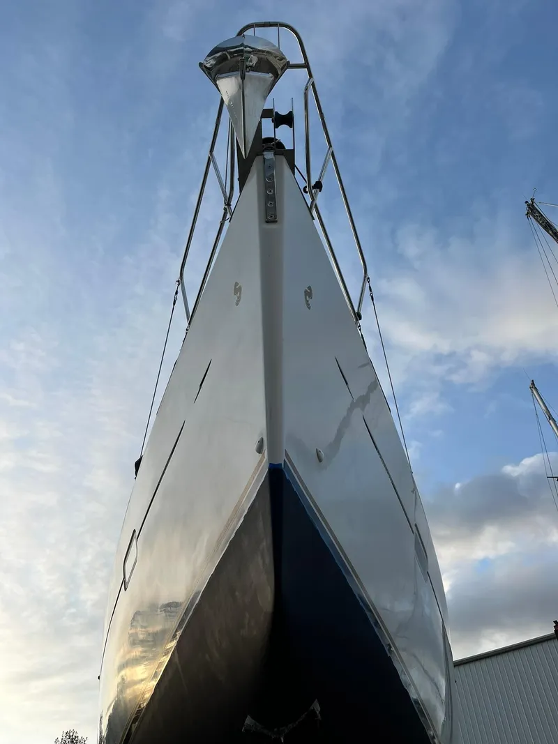Slide: The Image of 2007 Beneteau 423 sailboat bow against a cloudy sky background. - 10