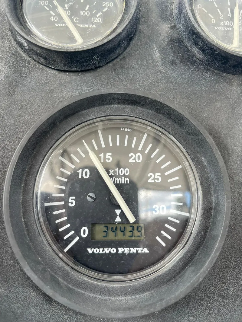 Slide: The Image of Volvo Penta tachometer on 2007 Beneteau 423, displaying 3443.9 engine hours. - 31