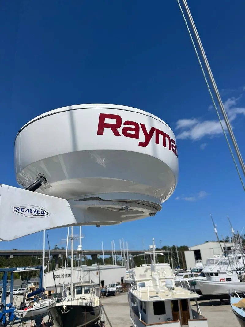 Slide: The Image of Radar equipment on a 2007 Beneteau 423 sailboat, with clear blue sky background. - 33