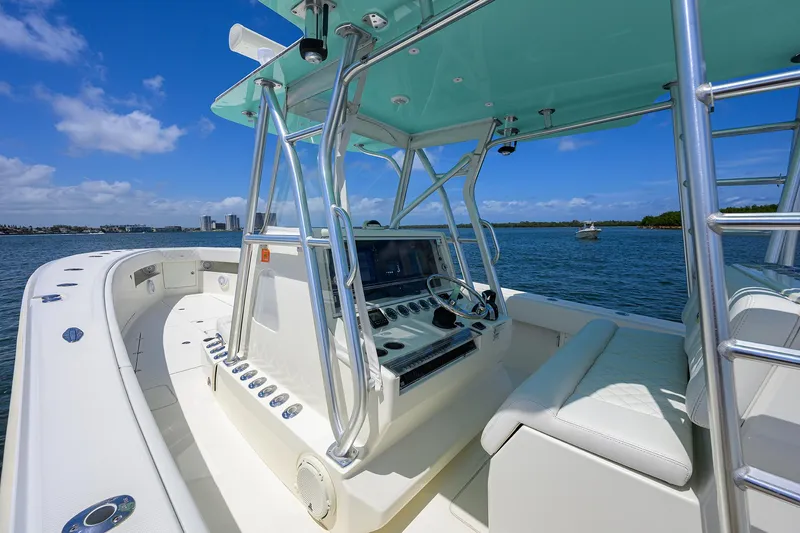 Slide: The Image of Sea Vee 39 PENELOPE - Port Helm & Bow - 11