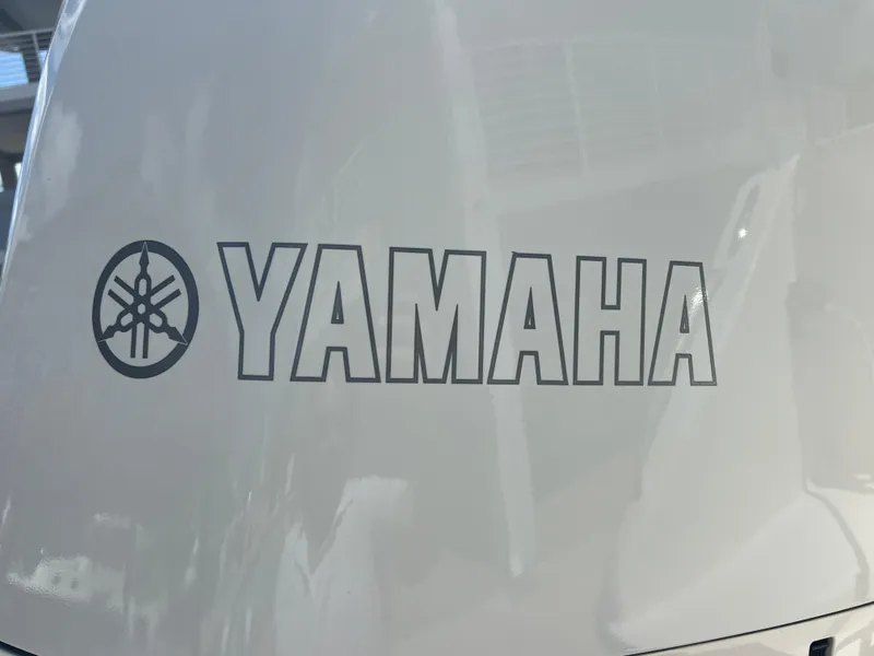 Slide: The Image of Yamaha logo on 2016 Pursuit S 280 Sport boat exterior. - 9
