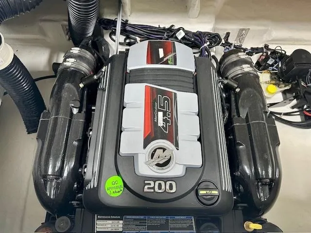 Slide: The Image of 2025 Bayliner V20i engine, 4.5L, 200 horsepower, detailed view. - 9