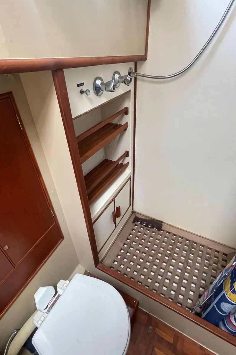 Slide: The Image of Grand Banks 42 Motoryacht 1985 - 68