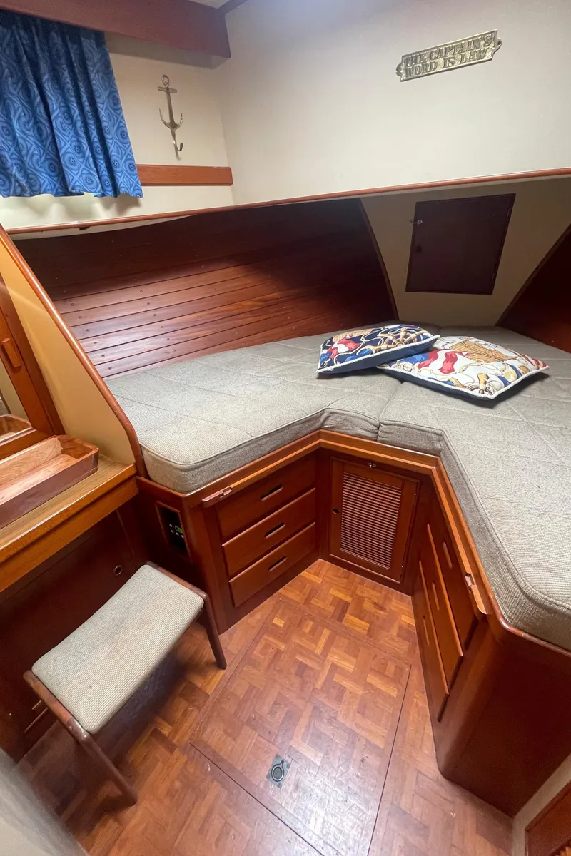 Slide: The Image of Grand Banks 42 Motoryacht 1985 - 70