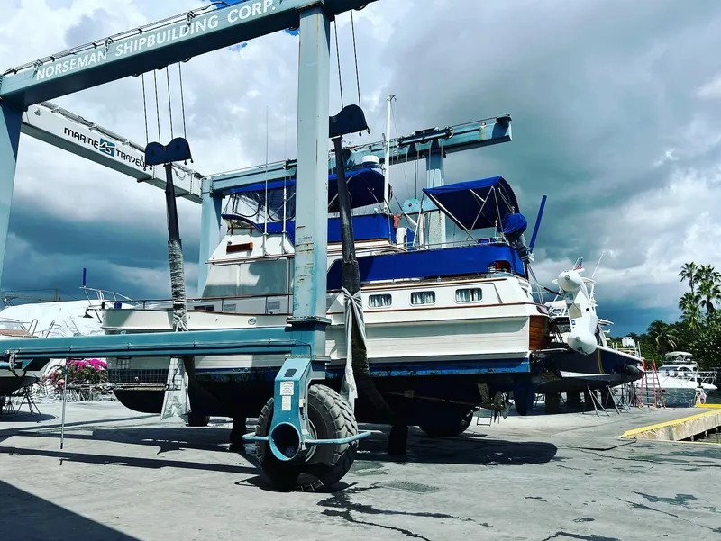 Slide: The Image of Grand Banks 42 Motoryacht 1985 - 86
