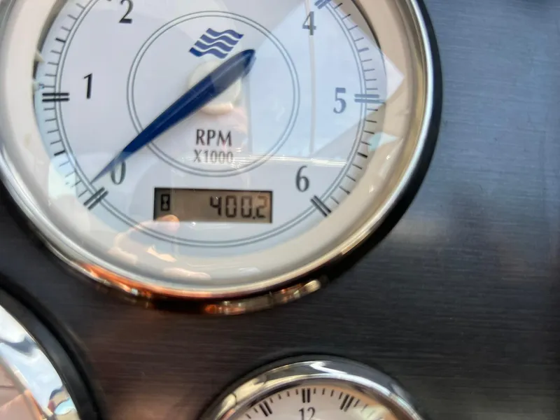 Slide: The Image of RPM gauge of 2006 Four Winns 348 Vista boat showing 400.2 hours. - 24