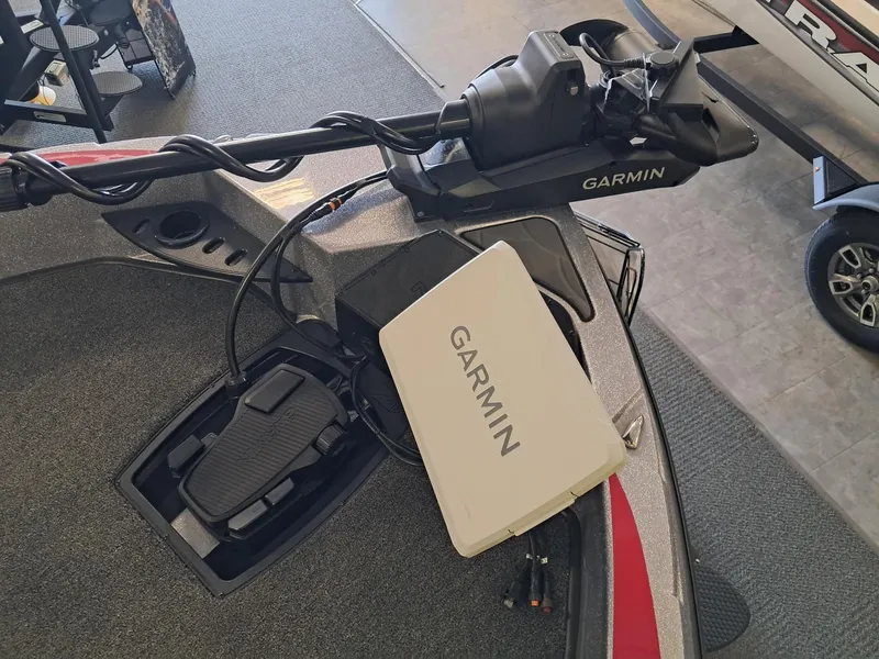 Slide: The Image of Garmin equipment on Nitro ZV2O SPT PRO 2025 boat, featuring advanced navigation technology. - 6