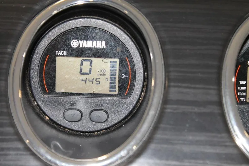 Slide: The Image of Yamaha tachometer display on 2018 Bennington 25RSB boat dashboard. - 11