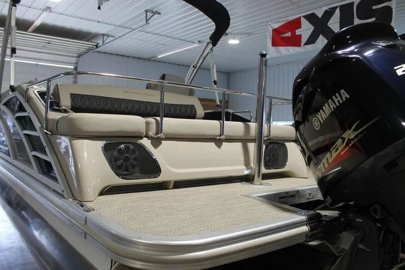 Slide: The Image of 2018 Bennington 25RSB boat with Yamaha engine in indoor showroom. - 17
