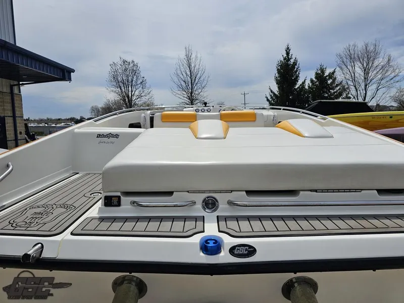 Slide: The Image of 2006 Advantage 28 Victory Bowrider boat with sleek design and comfortable seating. - 37