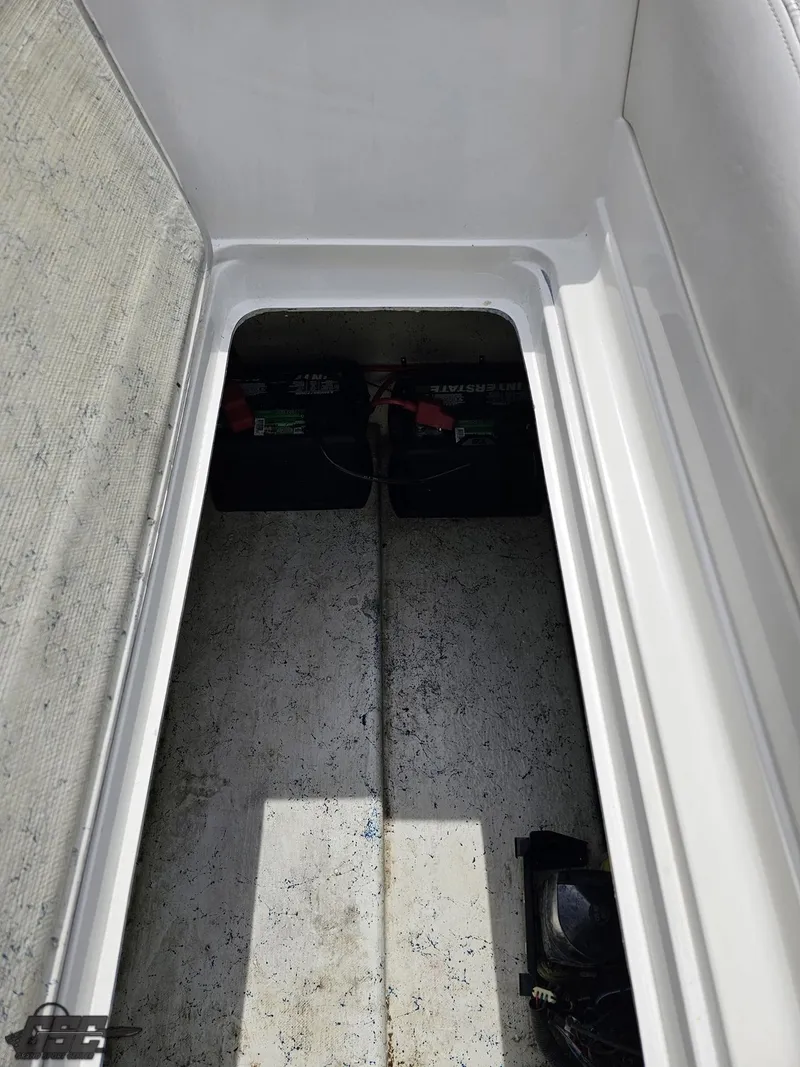 Slide: The Image of Storage compartment of a 2006 Advantage 28 Victory Bowrider with visible batteries. - 40