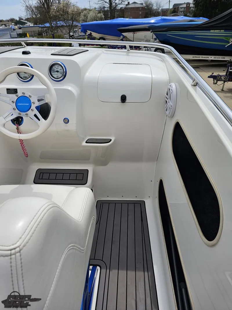 Slide: The Image of Advantage 28 Victory Bowrider 2006 - 59