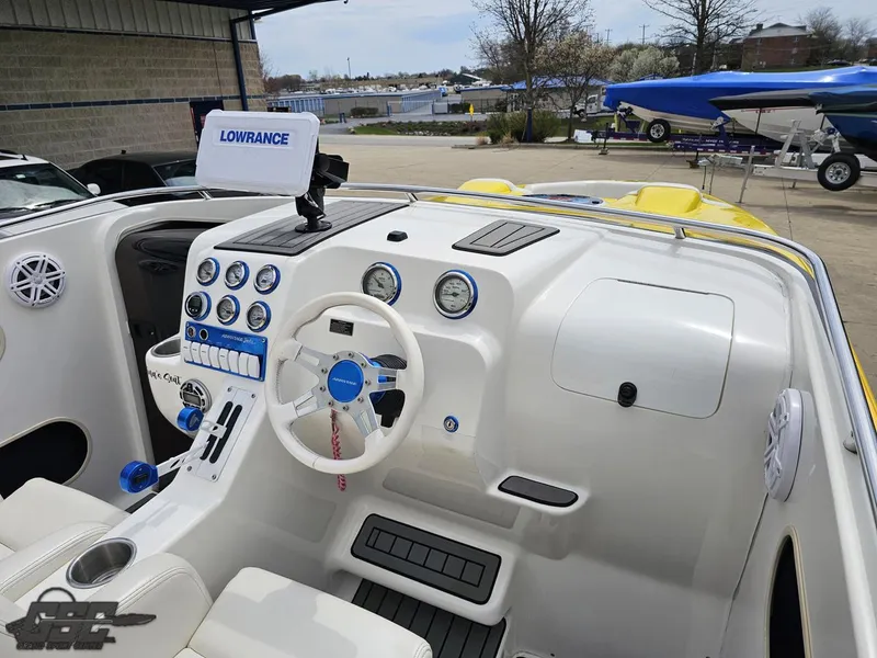 Slide: The Image of Advantage 28 Victory Bowrider 2006 - 60