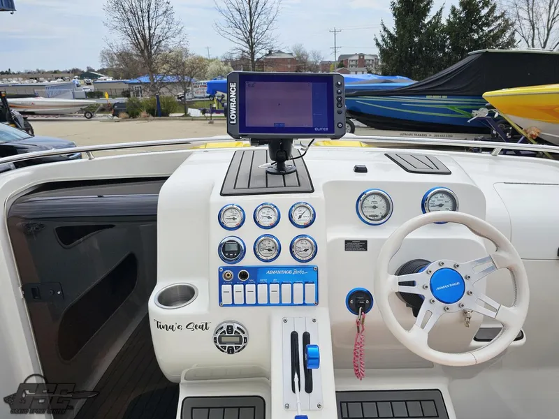 Slide: The Image of Advantage 28 Victory Bowrider 2006 - 64