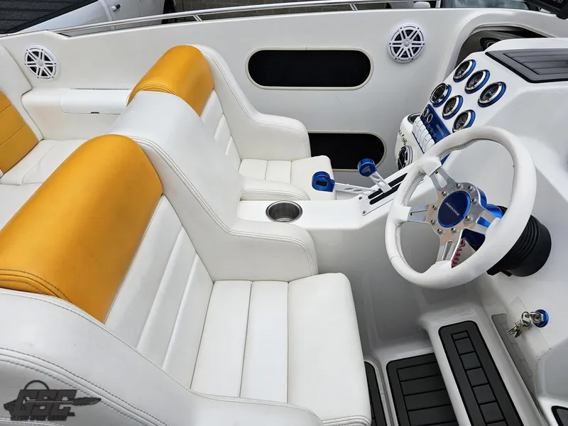 Slide: The Image of Advantage 28 Victory Bowrider 2006 - 65