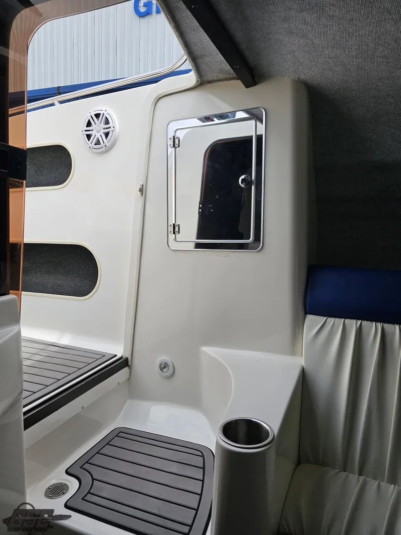 Slide: The Image of Advantage 28 Victory Bowrider 2006 - 74