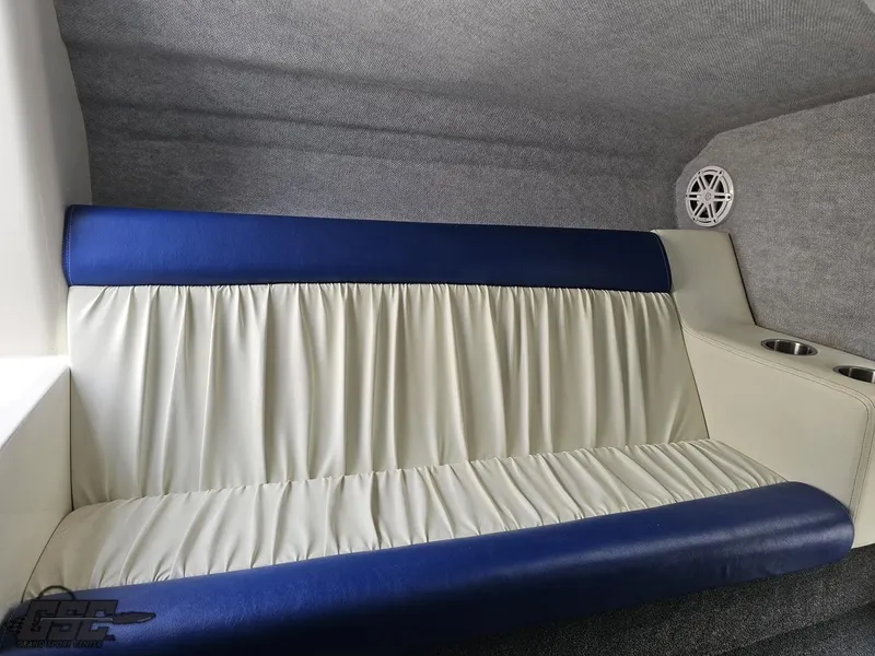 Slide: The Image of Advantage 28 Victory Bowrider 2006 - 75