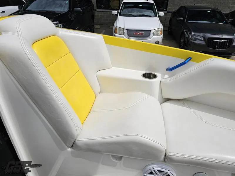 Slide: The Image of Advantage 28 Victory Bowrider 2006 - 85