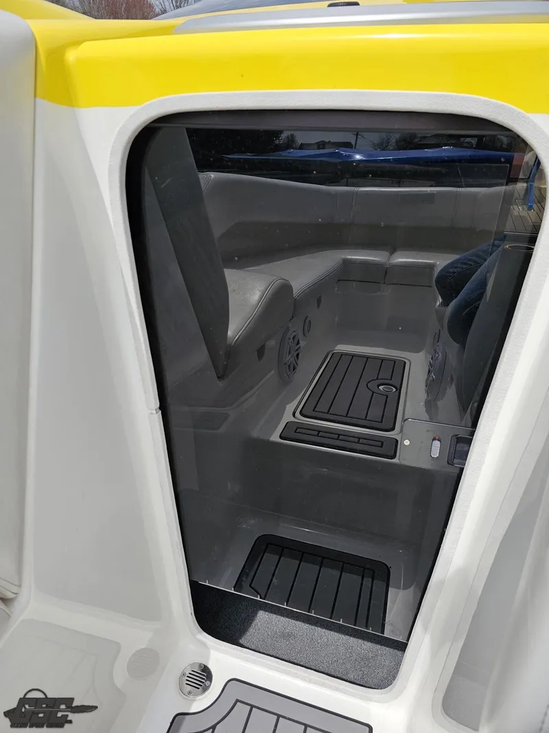 Slide: The Image of Advantage 28 Victory Bowrider 2006 - 90