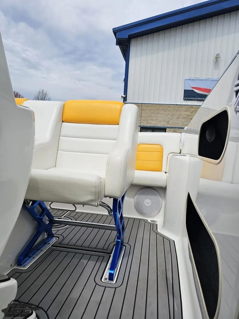 Slide: The Image of Advantage 28 Victory Bowrider 2006 - 92