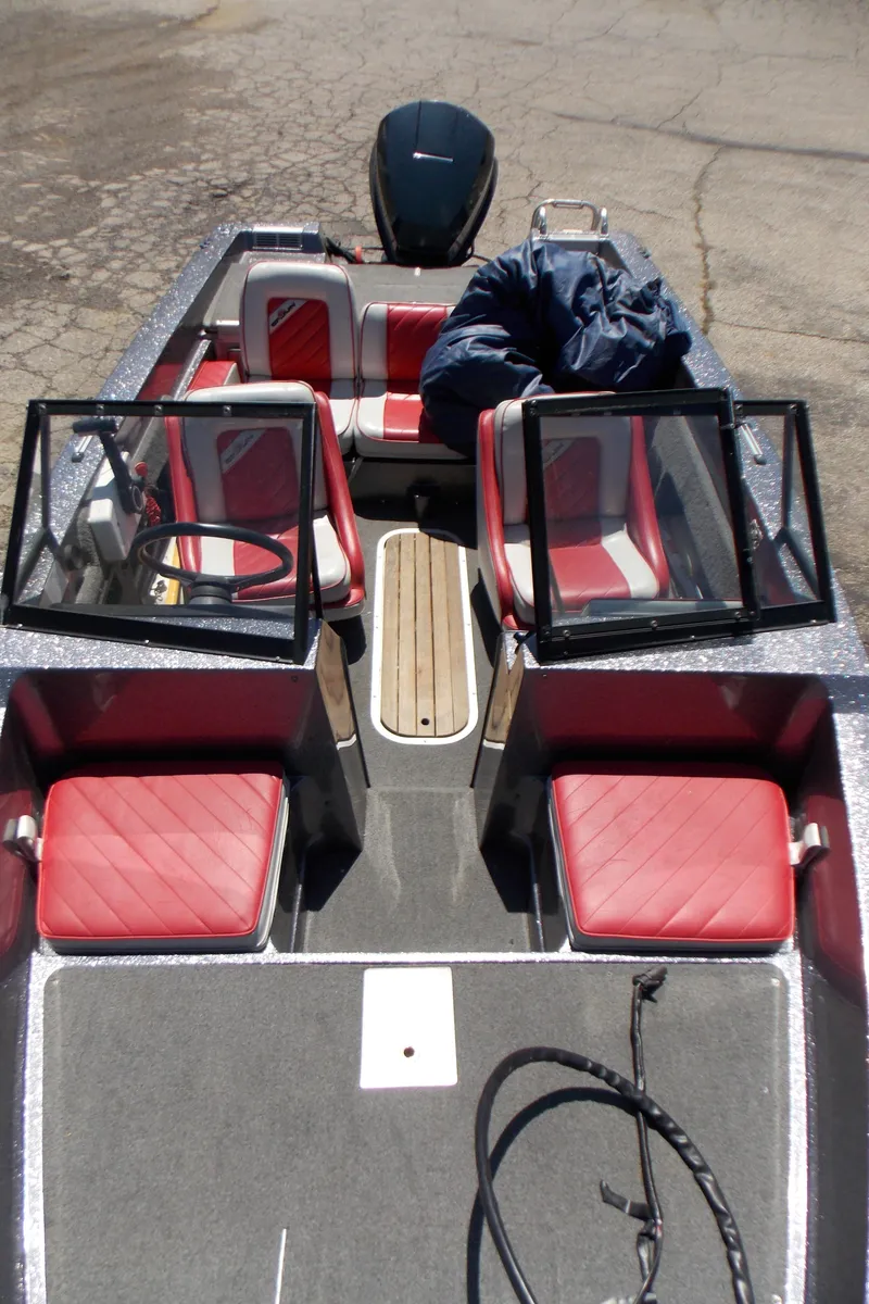 Slide: The Image of 1990 MasterCraft 174 ZW boat with red seats and dual windshields. - 19