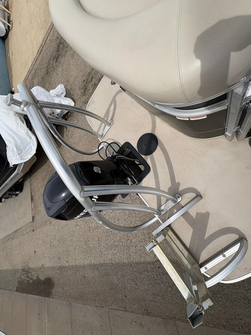 Slide: The Image of 2011 Sun Tracker PARTY BARGE 25 with motor and seating, viewed from above. - 28