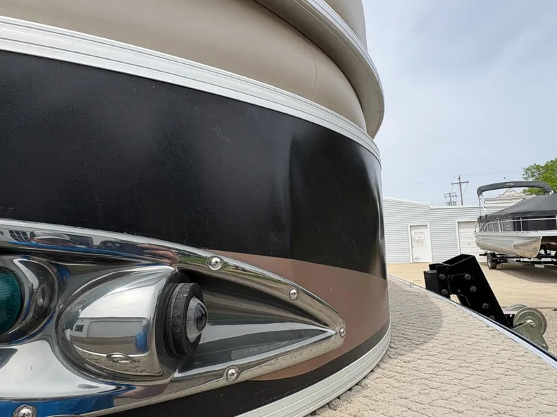 Slide: The Image of 2011 Sun Tracker PARTY BARGE 25 pontoon boat, close-up of exterior detailing. - 31