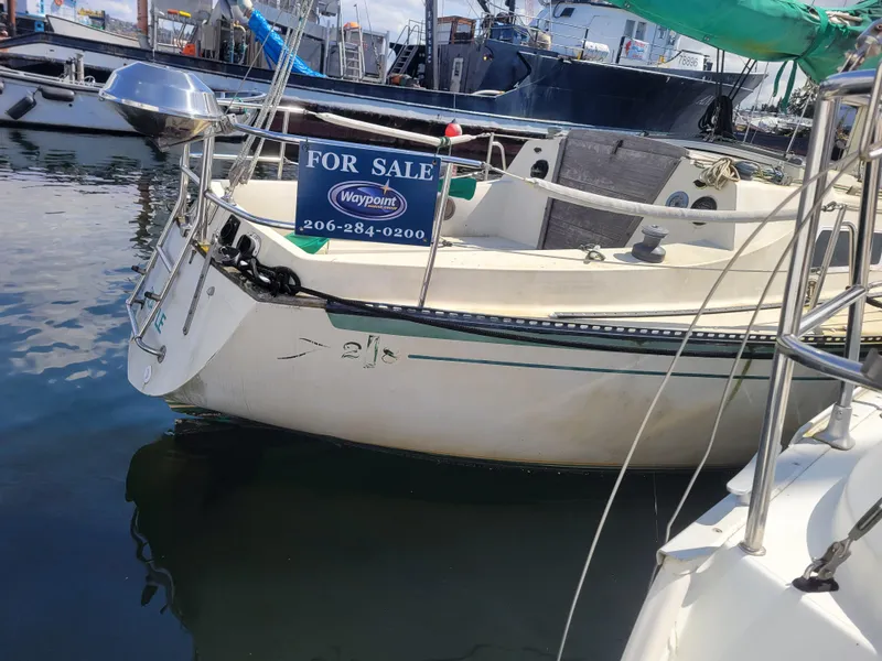 Slide: The Image of 1977 Islander 27 sailboat for sale, docked at marina. - 5