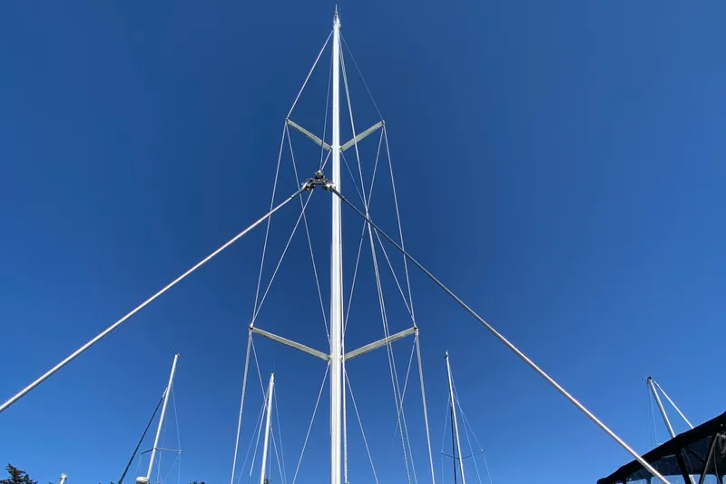 Slide: The Image of Mast of 1989 Hunter Legend 40 sailboat against clear blue sky. - 44