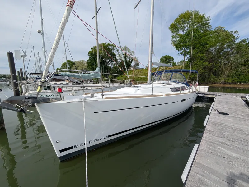 Slide: The Image of Beneteau Oceanis 37 Platinum 2015 sailboat docked at marina, side view. - 5
