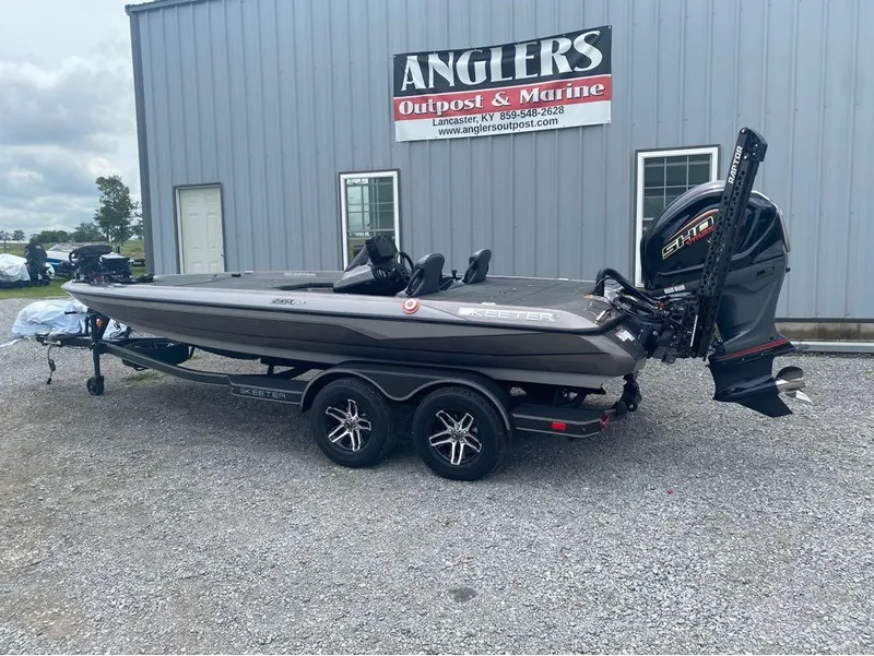 Slide: The Image of 2025 Skeeter ZXR 21 boat at Anglers Outpost & Marine dealership. - 17