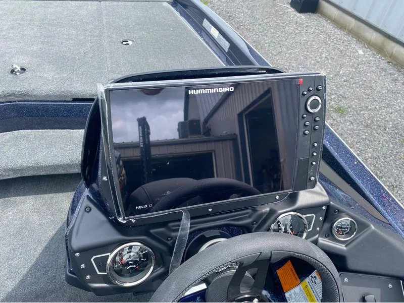 Slide: The Image of Dashboard of a 2025 Skeeter ZXR 21 boat with Humminbird Helix 12 display. - 13