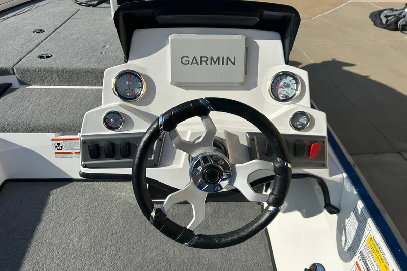 Slide: The Image of Tracker Super Guide V-16 T 2025 - 28