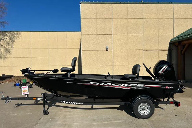 Slide: The Image of Tracker Super Guide V-16 T 2025 - 29