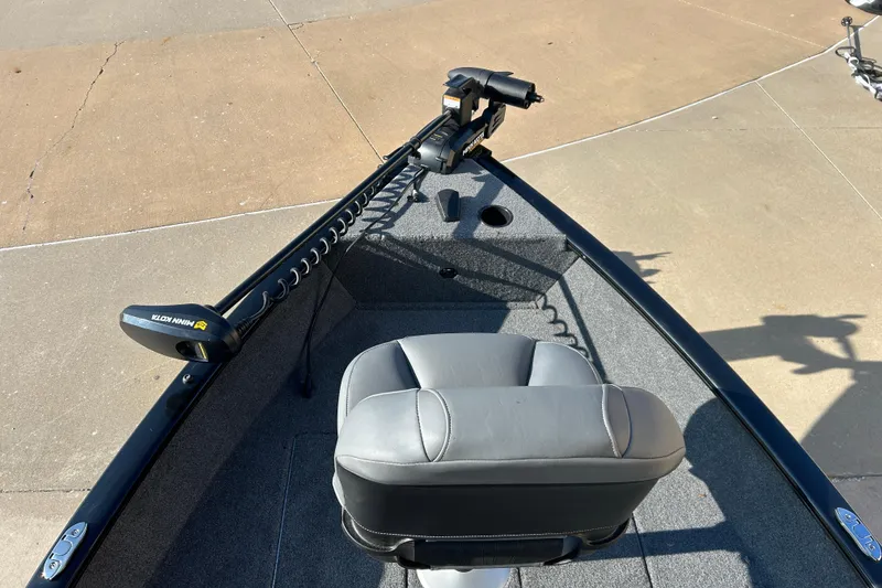 Slide: The Image of Tracker Super Guide V-16 T 2025 - 30