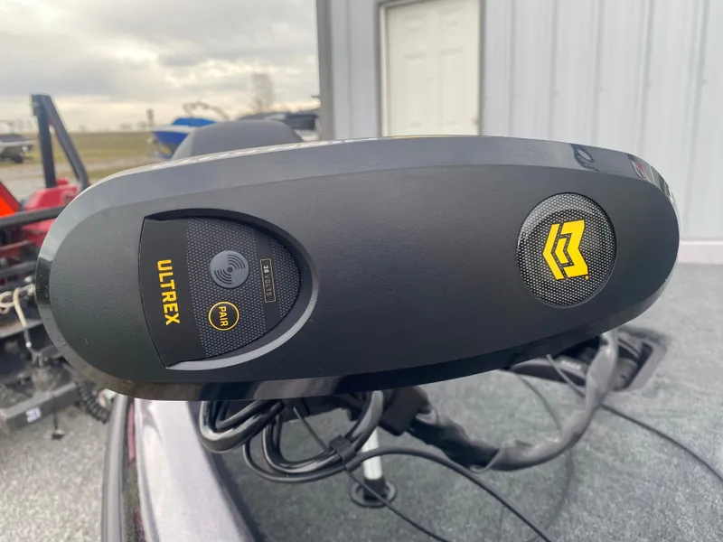 Slide: The Image of Trolling motor on Skeeter ZXR 21 SE, 2025 model, featuring Ultrex technology. - 4