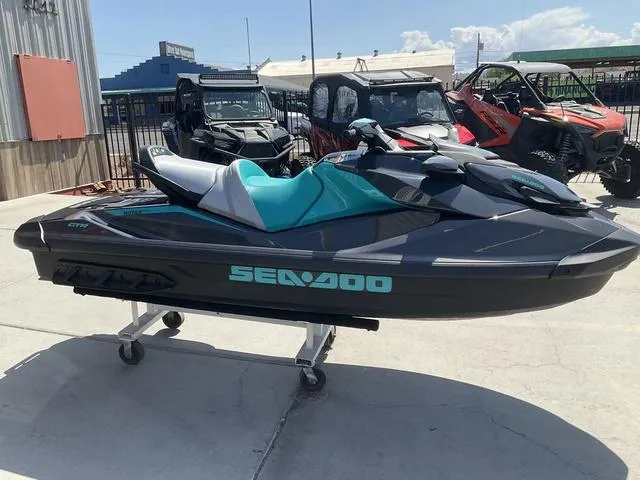 Slide: The Image of Sea-Doo GTR™ 230 IBR 2025 - 3