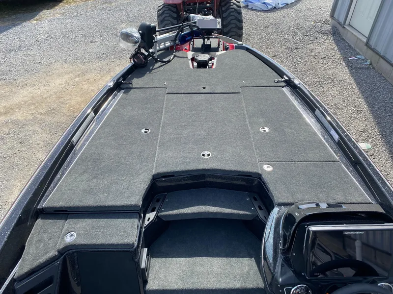 Slide: The Image of 2025 Skeeter ZXR 20 boat deck with modern design and equipment. - 8