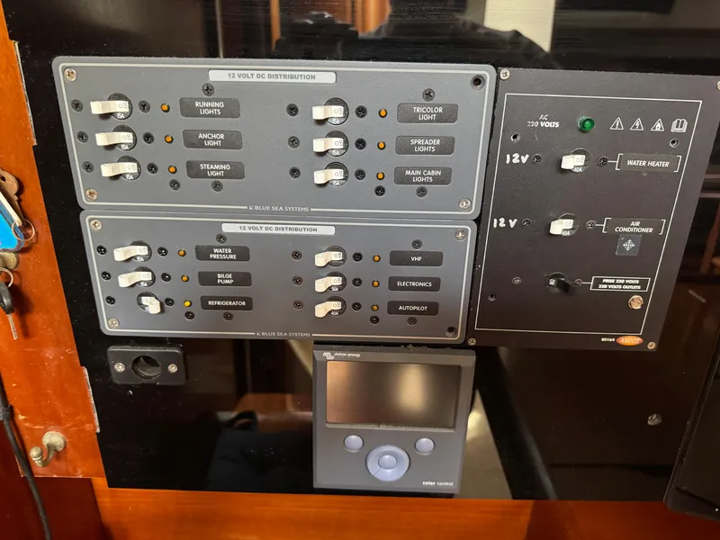 Slide: The Image of Control panel of a 2002 Beneteau Oceanis Clipper 393 sailboat. - 18